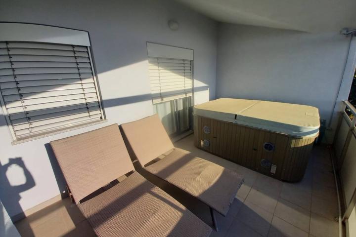 Pula, Pješčana uvala, Penthouse s pogledom na more, vrtom, parking mjestom, NKP 150 m2