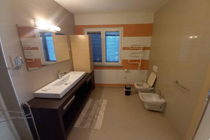 Pula, Pješčana uvala, Penthouse s pogledom na more, vrtom, parking mjestom, NKP 150 m2