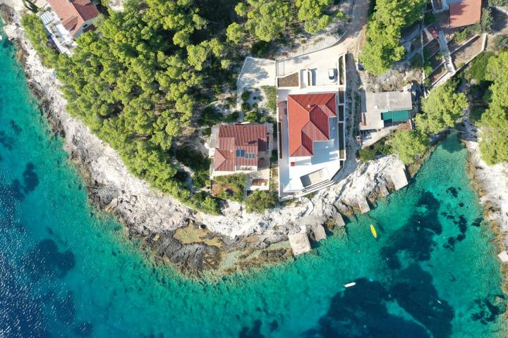 Korčula, lijepa kuća u prvom redu do mora, 250m2