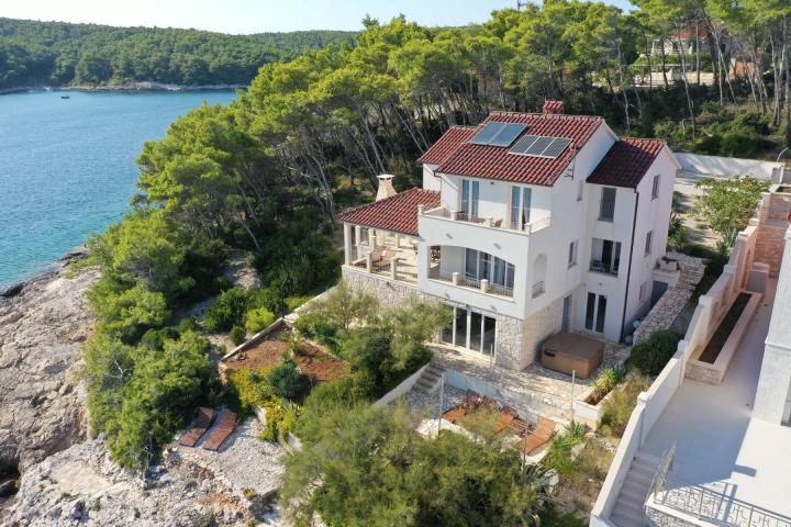 Korčula, lijepa kuća u prvom redu do mora, 250m2