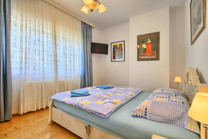 Poreč, ekskluzivna vila s 430 m2, atraktivna lokacija