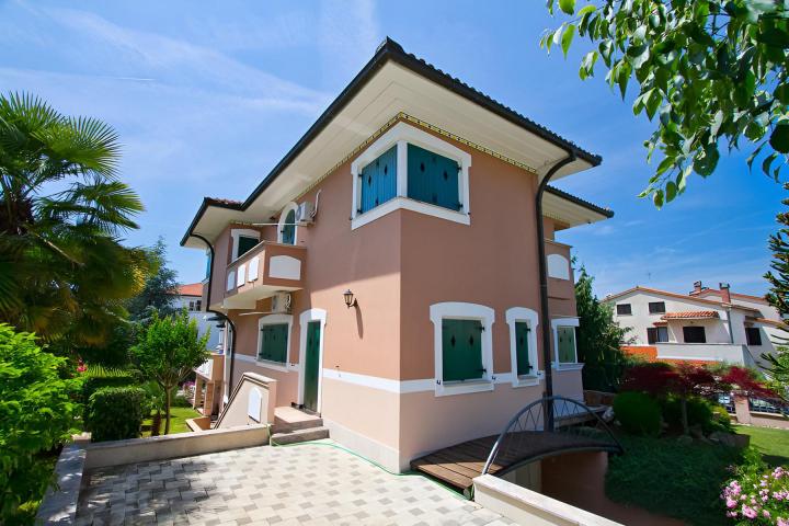 Poreč, ekskluzivna vila s 430 m2, atraktivna lokacija