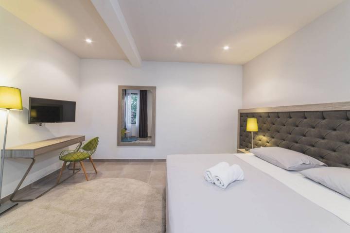 Trogir, luksuzna vila s bazenom, NKP 368 m2