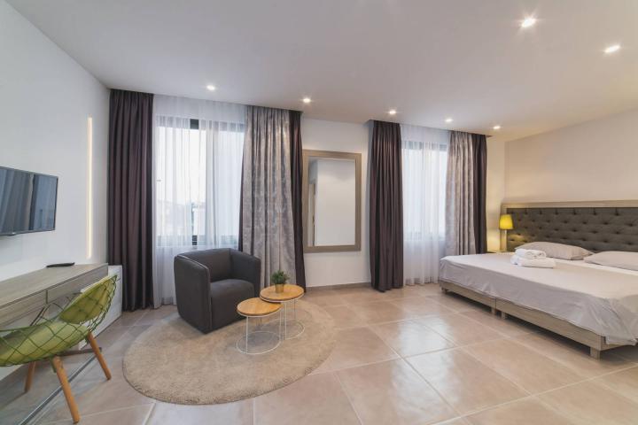 Trogir, luksuzna vila s bazenom, NKP 368 m2