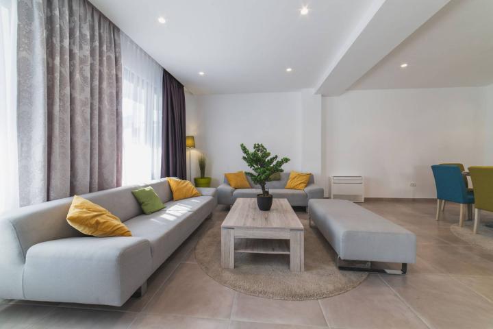 Trogir, luksuzna vila s bazenom, NKP 368 m2