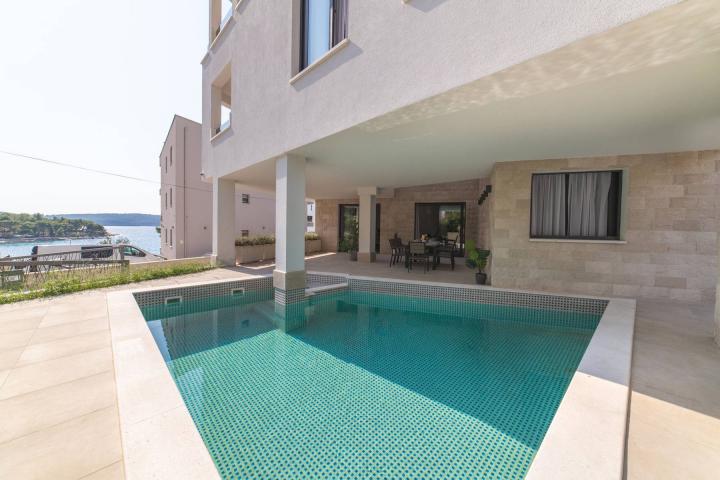 Trogir, luksuzna vila s bazenom, NKP 368 m2