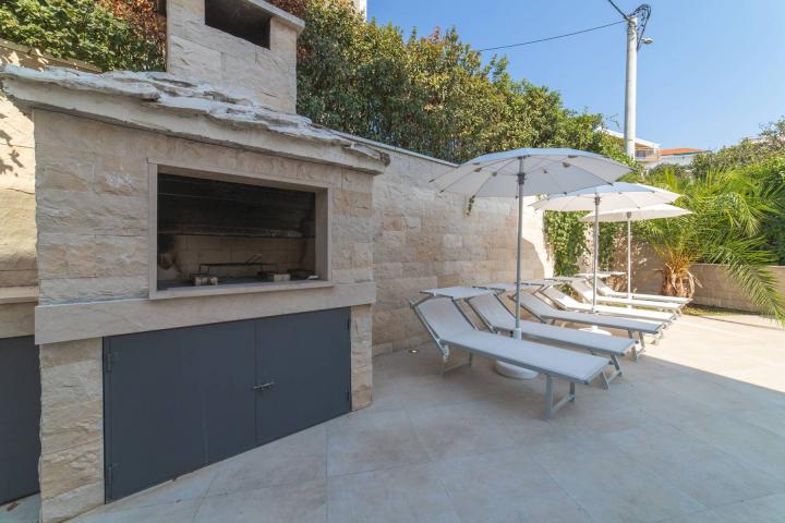 Trogir, luksuzna vila s bazenom, NKP 368 m2