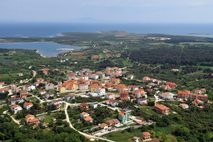 Ližnjan, dvosoban stan s parkingom u rohbau fazi