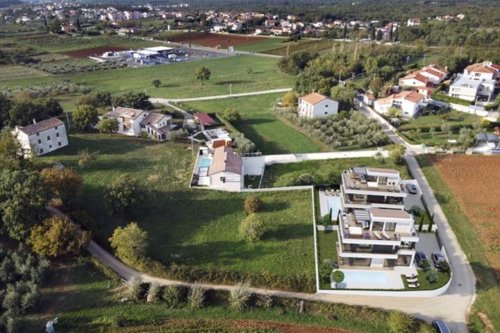 Poreč, moderna  i elegantna samostojeća vila NKP 220 m2 na  velikoj okućnici 