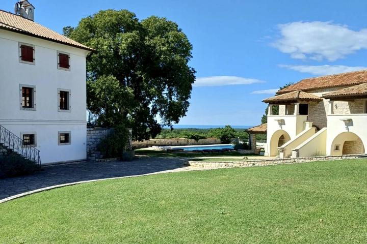 Istra, Višnjan - istarska stancija s velikim bazenom i panoramski pogledom na more