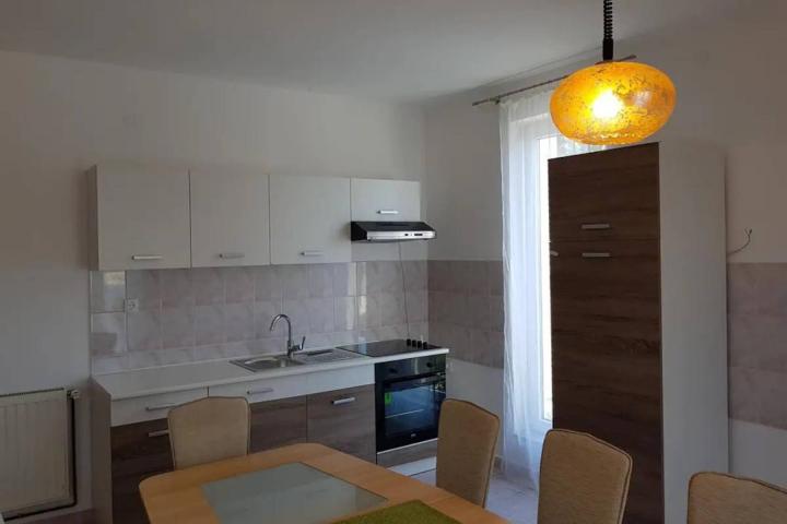 Šibenik, kuća s tri apartmana u neposrednoj blizini plaže (350 m2)