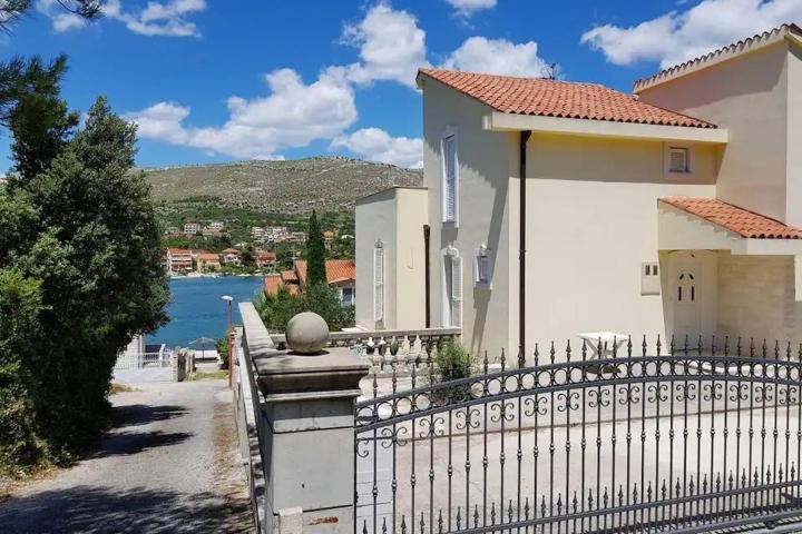 Šibenik, kuća s tri apartmana u neposrednoj blizini plaže (350 m2)