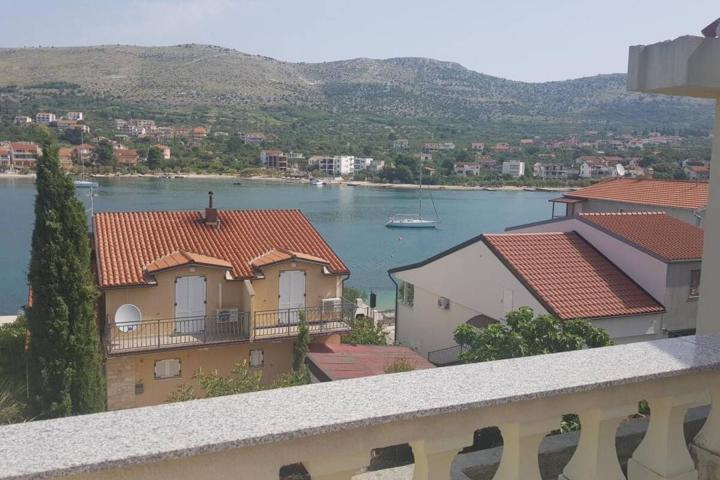 Šibenik, kuća s tri apartmana u neposrednoj blizini plaže (350 m2)