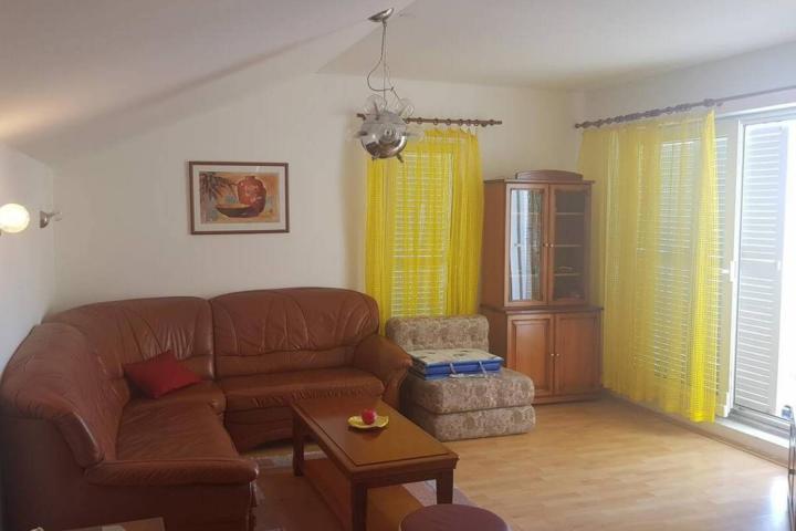 Šibenik, kuća s tri apartmana u neposrednoj blizini plaže (350 m2)