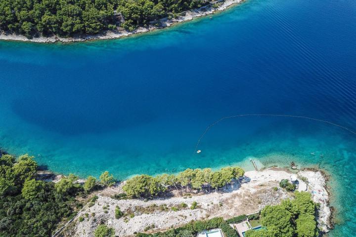 Brač, Povlja, građevinsko zemljište prvi red uz more, 2748 m2