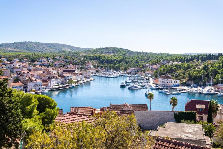 Brač, Milna, šarmantna kuća s pogledom na more, NKP 373 m2