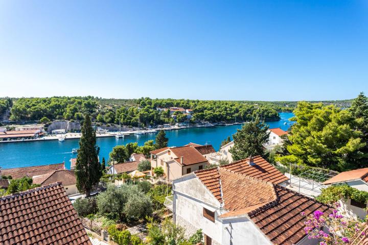 Brač, Milna, šarmantna kuća s pogledom na more, NKP 373 m2