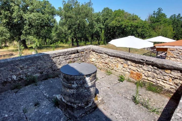 Lovreč, autohtona kamena vila s prostranim imanjem