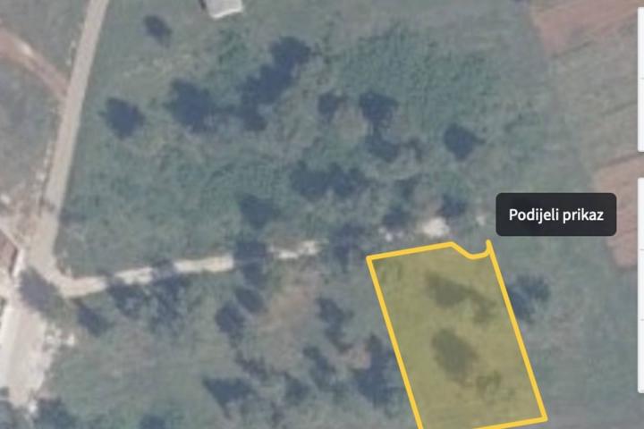 Poreč, okolica - lijepo građevinsko zemljište NKP 764 m2  + 451 m2 poljoprivredno pravilnog oblika 