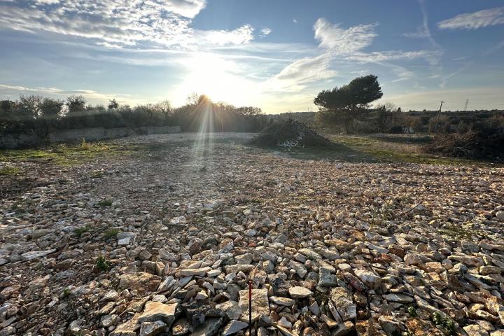 Istra, Ližnjan, veliko građevinsko zemljište  774 m2  za P+1