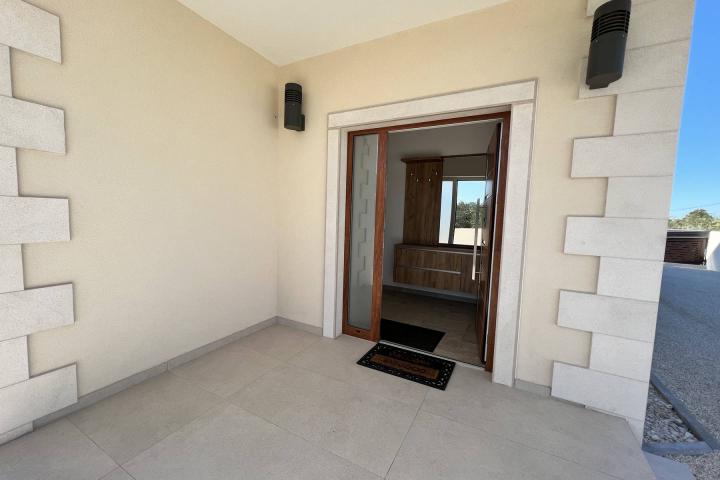 Istra, Radeki Polje -kvalitetna nova villa, 32 m2 bazena, 1576 m2 zemljišta, pogled more, namješteno