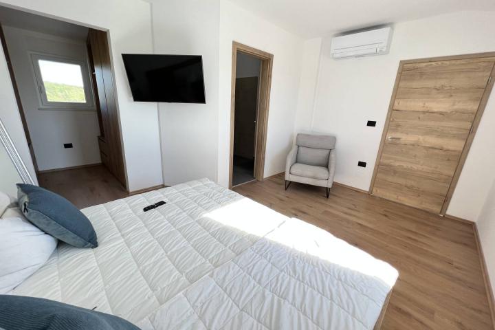 Istra, Radeki Polje -kvalitetna nova villa, 32 m2 bazena, 1576 m2 zemljišta, pogled more, namješteno