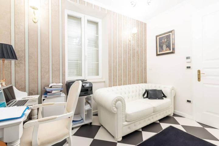 Rovinj, samostojeća vila centar Rovinja pogled more NKP 400 m2