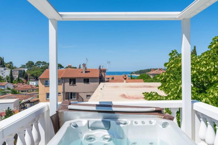 Rovinj, samostojeća vila centar Rovinja pogled more NKP 400 m2