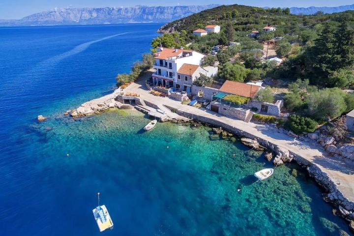 Hvar, atraktivno građevinsko zemljište, prvi red do mora (850 m2)