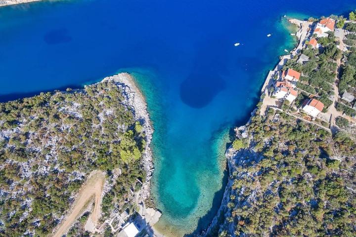 Hvar, atraktivno građevinsko zemljište, prvi red do mora (850 m2)