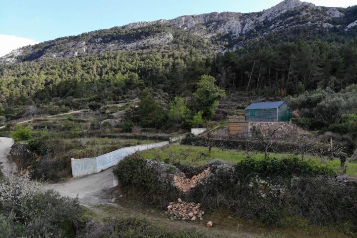 Otok Hvar, Jelsa, atraktivno građevinsko zemljište 1081, 50 m2 s idejnim projektom