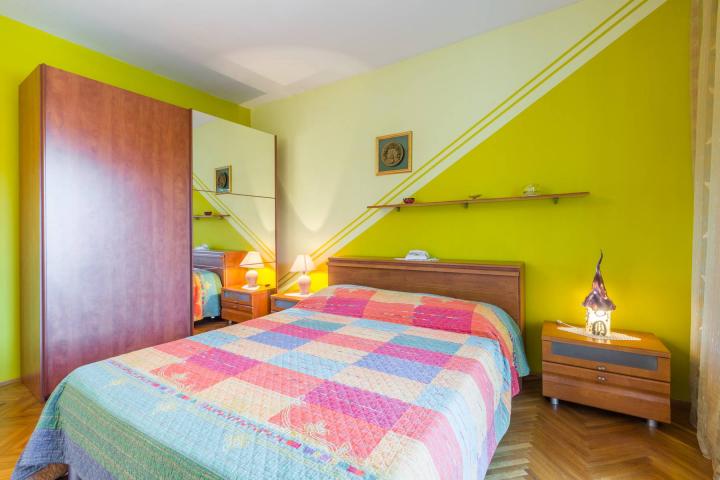 Pula, Veli Vrh, vila s 4 odvojena apartmana, bazenom i velikom okućnicom