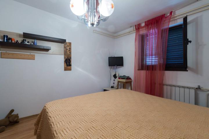 Pula, Veli Vrh, vila s 4 odvojena apartmana, bazenom i velikom okućnicom