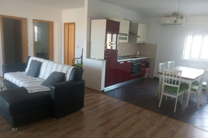 Murter, predivna kuća s tri apartmana 250 m2