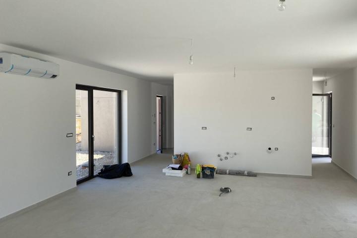 Istra, Kaštelir -  Labinci, moderna urbana vila NKP 160 m2 s velikom okućnicom