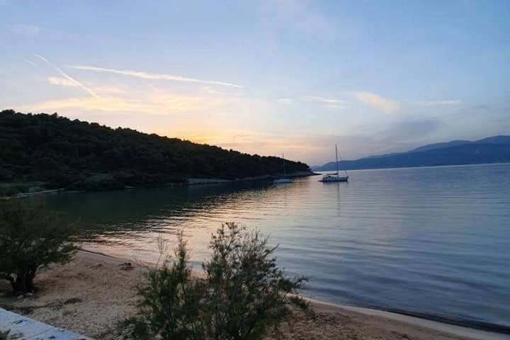 Brač prekrasna kamena kuća na zemljištu 15. 405m2