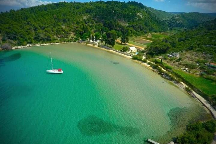 Brač prekrasna kamena kuća na zemljištu 15. 405m2