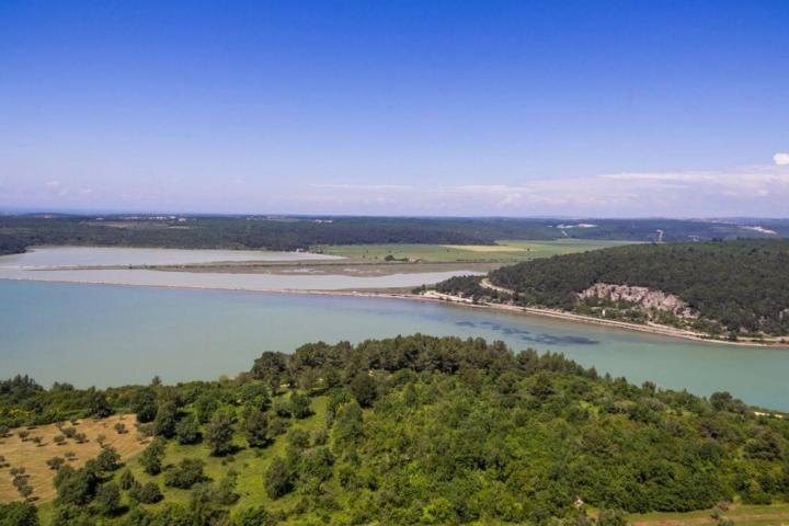 Istra, Tar - građevinsko zemljište 1. red do mora sa panoramskim pogledom