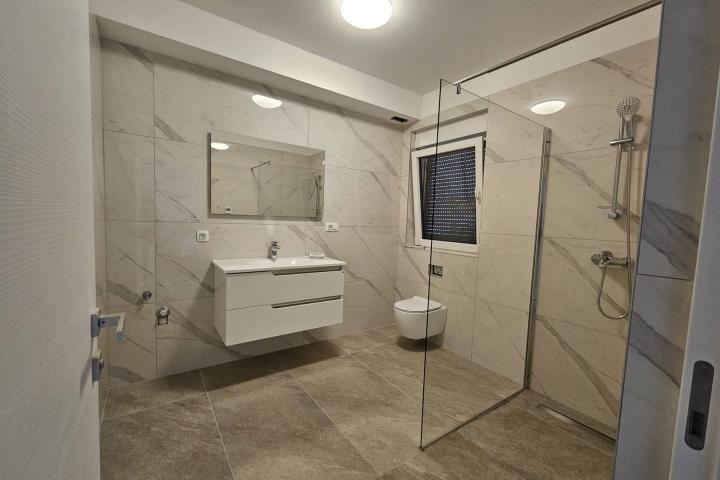 Rijeka, Srdoči, novouređen PENTHOUSE u novogradnji NKP 116 m2