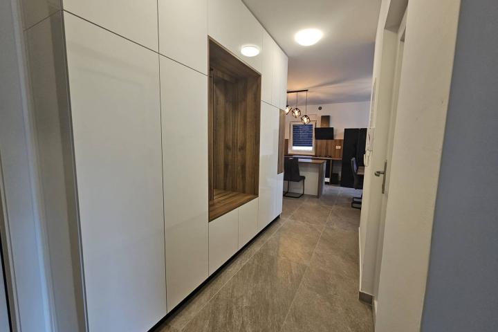 Rijeka, Srdoči, novouređen PENTHOUSE u novogradnji NKP 116 m2