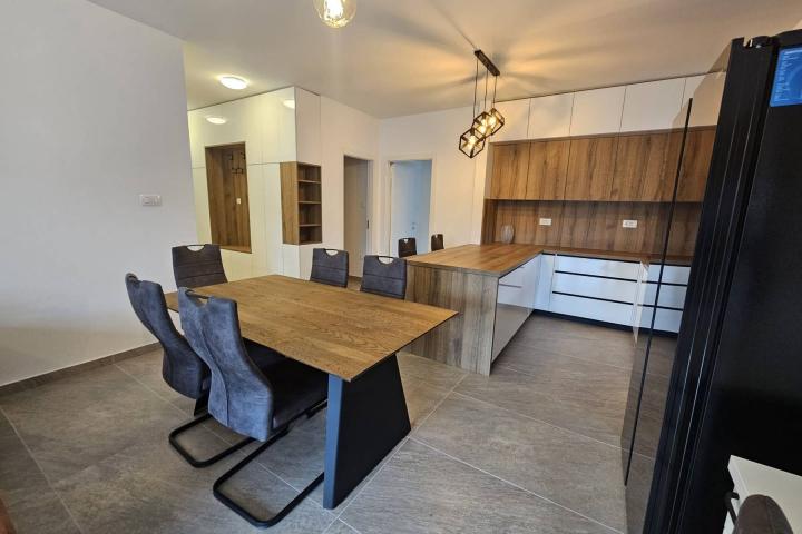 Rijeka, Srdoči, novouređen PENTHOUSE u novogradnji NKP 116 m2