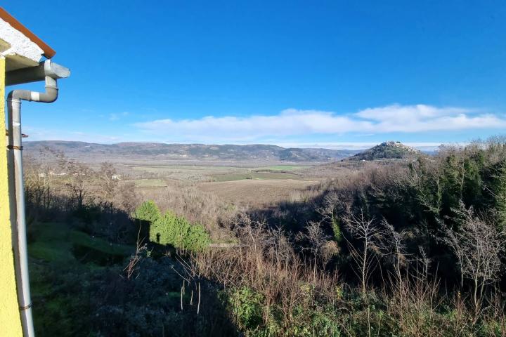 Istra, Motovun, obiteljska kuća s velikim potencijalom