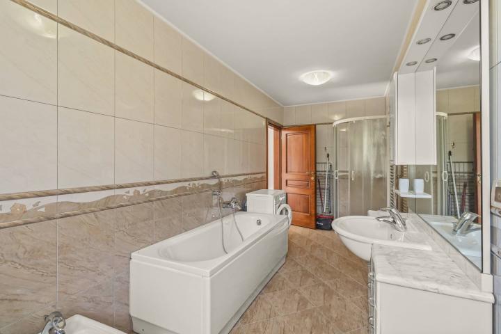 Istra, Umag - unikatna  villa NKP 400 m2 na svega 30 m od mora 