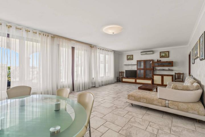 Istra, Umag - unikatna  villa NKP 400 m2 na svega 30 m od mora 