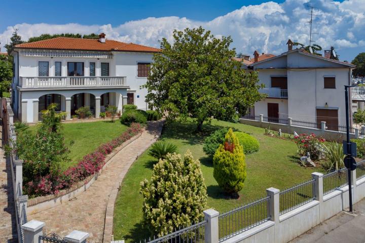 Istra, Umag - unikatna  villa NKP 400 m2 na svega 30 m od mora 