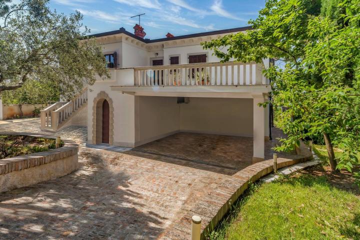 Istra, Umag - unikatna  villa NKP 400 m2 na svega 30 m od mora 