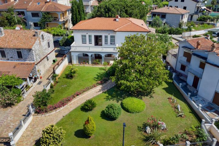 Istra, Umag - unikatna  villa NKP 400 m2 na svega 30 m od mora 