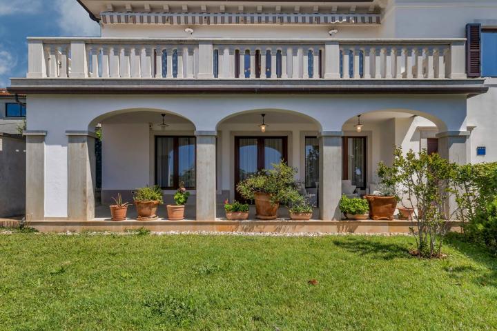 Istra, Umag - unikatna  villa NKP 400 m2 na svega 30 m od mora 