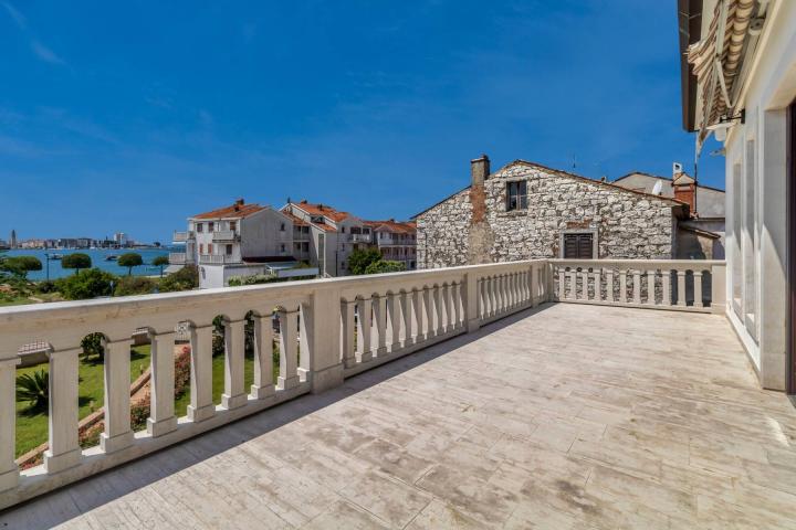 Istra, Umag - unikatna  villa NKP 400 m2 na svega 30 m od mora 