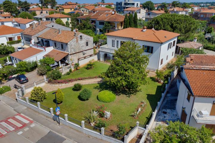 Istra, Umag - unikatna  villa NKP 400 m2 na svega 30 m od mora 